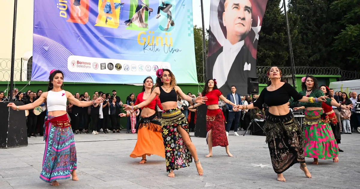 Dansın ritmi Cumhuriyet Meydanı’nda yükseldi